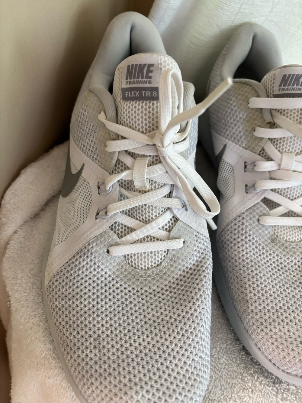 Nike womens Flex TR 8 White/Gray Lightweight Training Sneakers